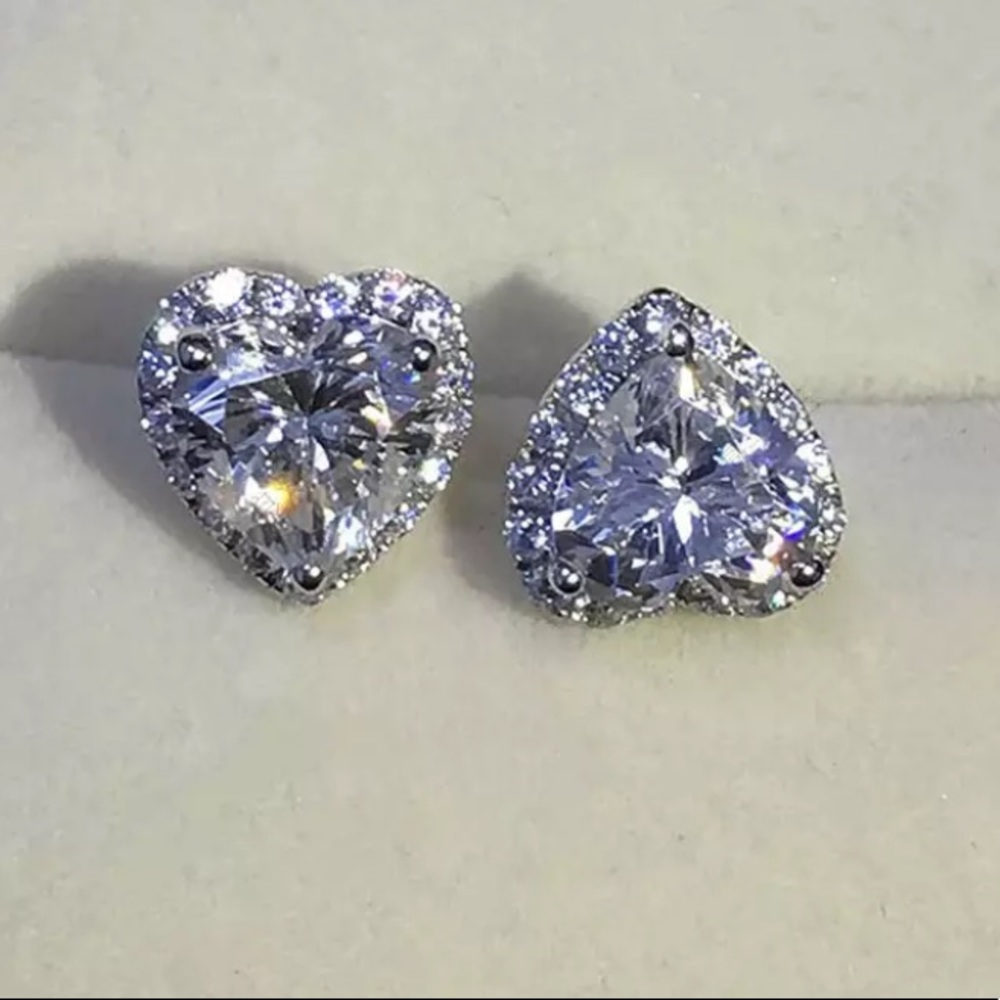 ~•New•~ 18k White Gold Diamond Heart Halo Earrings